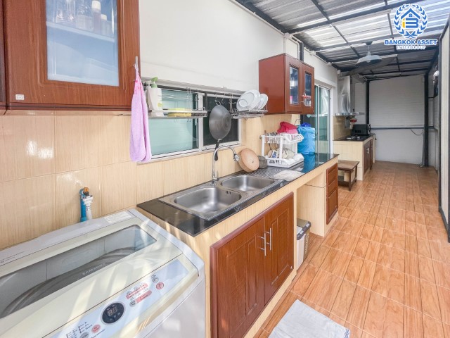 *****บ้านแฝดมือสองย่านนนทบุรี ม. แกรนด์พลีโน่ รัตนาธิเบศร์ หลังมุม บ้านสวย พร้อมเข้าอยู่ บนเนื้อที่กว่า 36.7 ตร.ว. 3 ห้องนอน 2 ห้องน้ำ 2 ที่จอดรถ พร้อมแถมแอร์ 4 เครื่องและที่ดูดควันจากเตา 1 เครื่อง บนทำเลที่เชื่อมต่อถนนชัยพฤกษ์, ถนนรัตนาธิเบศร์, ถนนนครอินทร์ เดินทางสะดวก ใกล้รถไฟฟ้า "สถานีบางพลู"